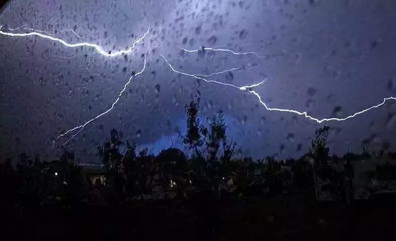 暴雨來(lái)襲，請(qǐng)注意人身安全